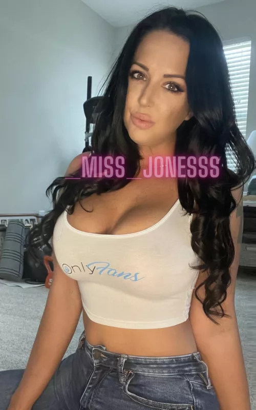 Busty MILF by leiajoneslingerie