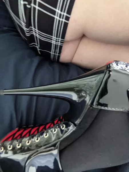 Butt curve, heel curve. 💋 by make_me_a_good_girl