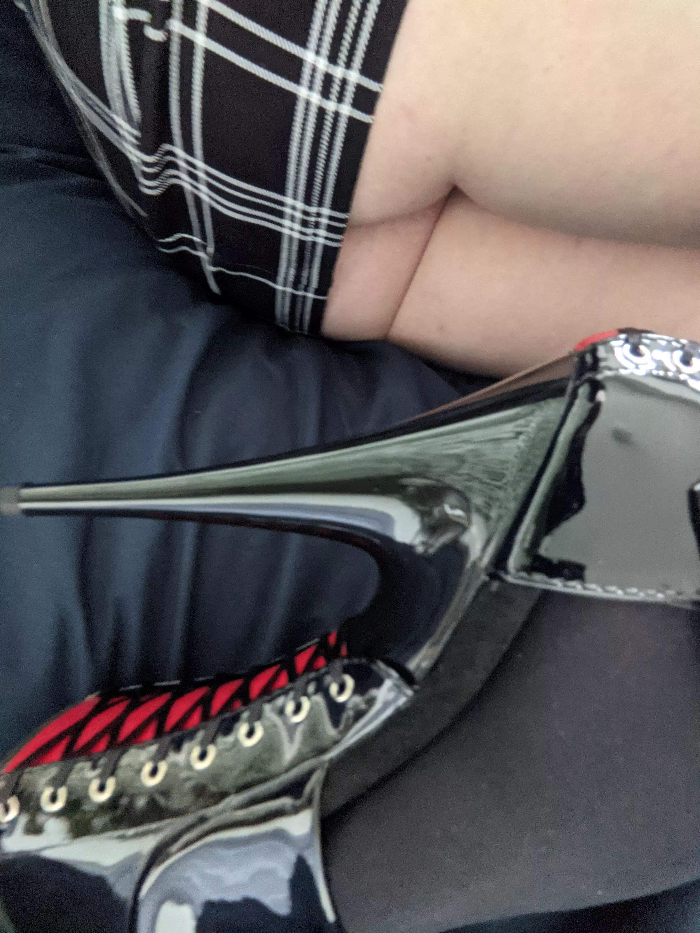 Butt curve, heel curve. 💋 posted by make_me_a_good_girl