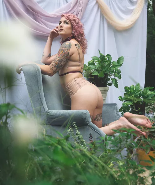 Butts and feet on the mild side 😉 by pastelhell666