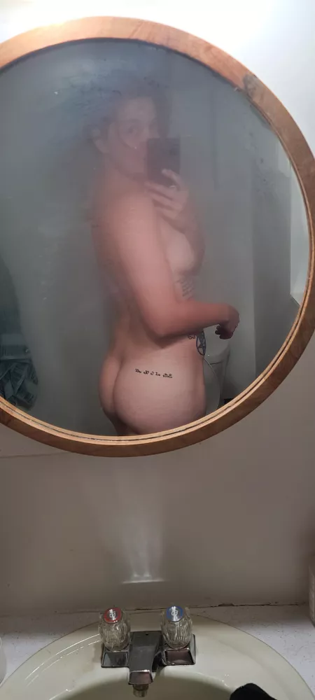 Butts out to the wild 🙌 by IvyRose92