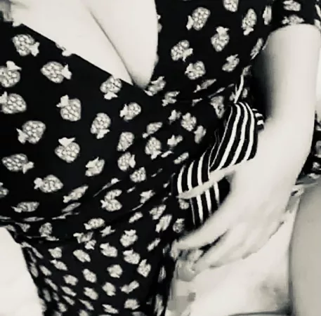 B/W with a happy trail 30(F) by Piquedbren