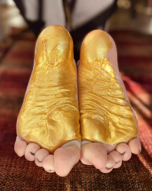 Can I be your golden girl? 🦶😏 Sending you some sole love this weekend 😘 by WillowVexFeet