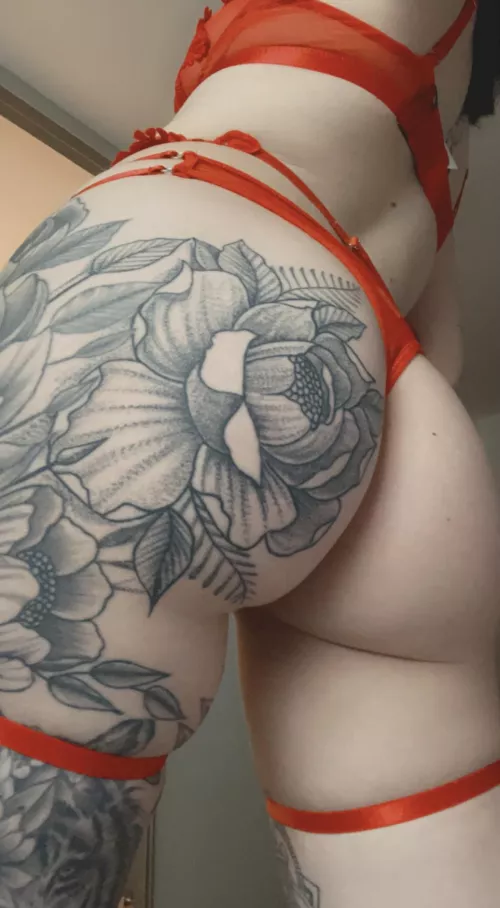 Can I be your lady in red 💋 by TattooedPrincess92