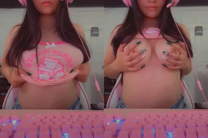 Can I be your slutty gamer girl? 💕💕 by ReyBaex