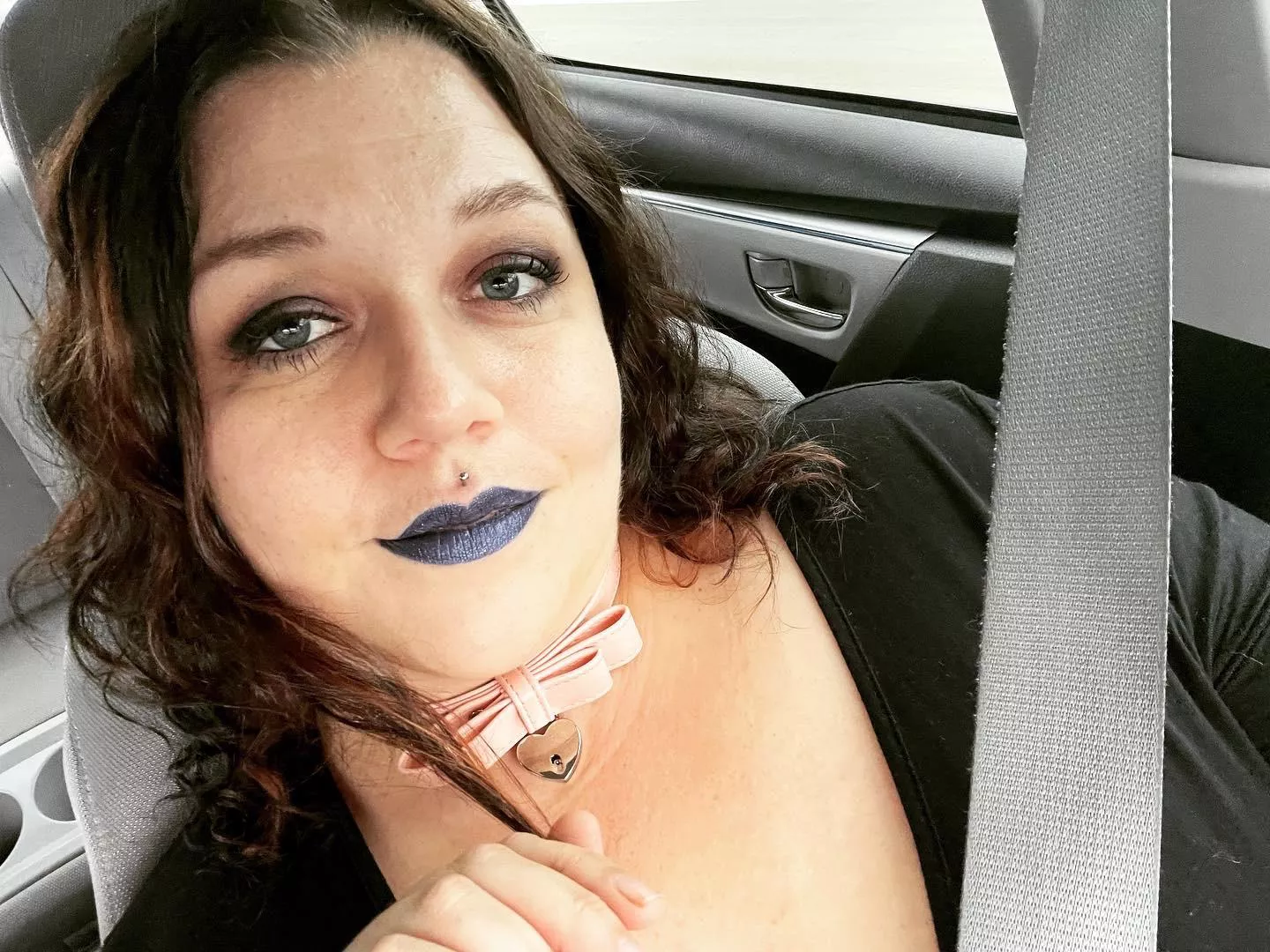 Can I leave a ring of lipstick around your cock? 🖤 posted by Huge_Valuable_4793