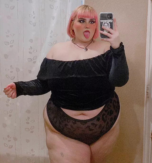 can i sit on your face? 🥺 posted by eslutsRus