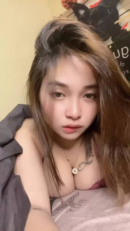 Can somebody pleass ID her? Anyone knows her name? She's hot af.. by MPLX_NoVasurge