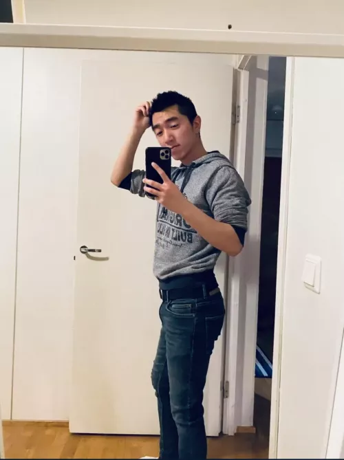 Can someone carry me out of gold in LoL 🥶 by wpit