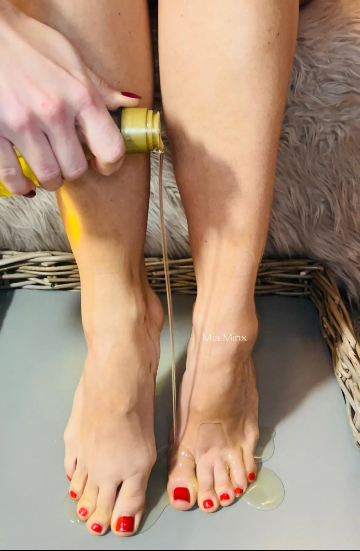 Can we just appreciate the oil pooling around my toes 😋 now who would lap this up? 🦶👅 [self] posted by miaminx11