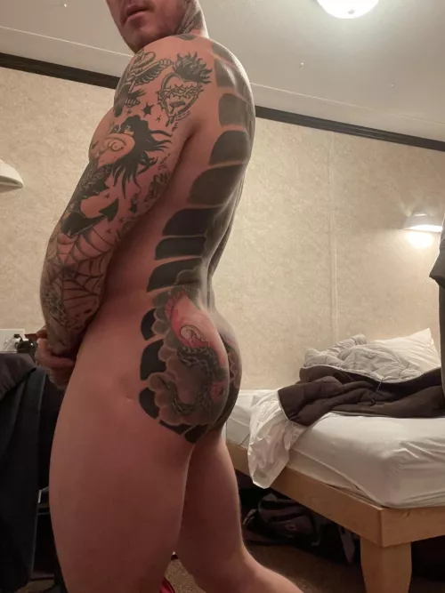 Can we take a (M)inuet to appreciate my mans ass? 😍 by kingsbabyxoxo