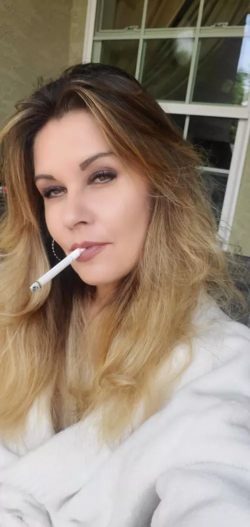 Can you satisfy your neighborhood milf? 44yr(f) by SamanthaStarlite