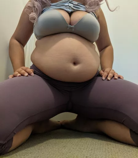 Can you tell I'm bloated xD by AGirlWhoLyks2Eat