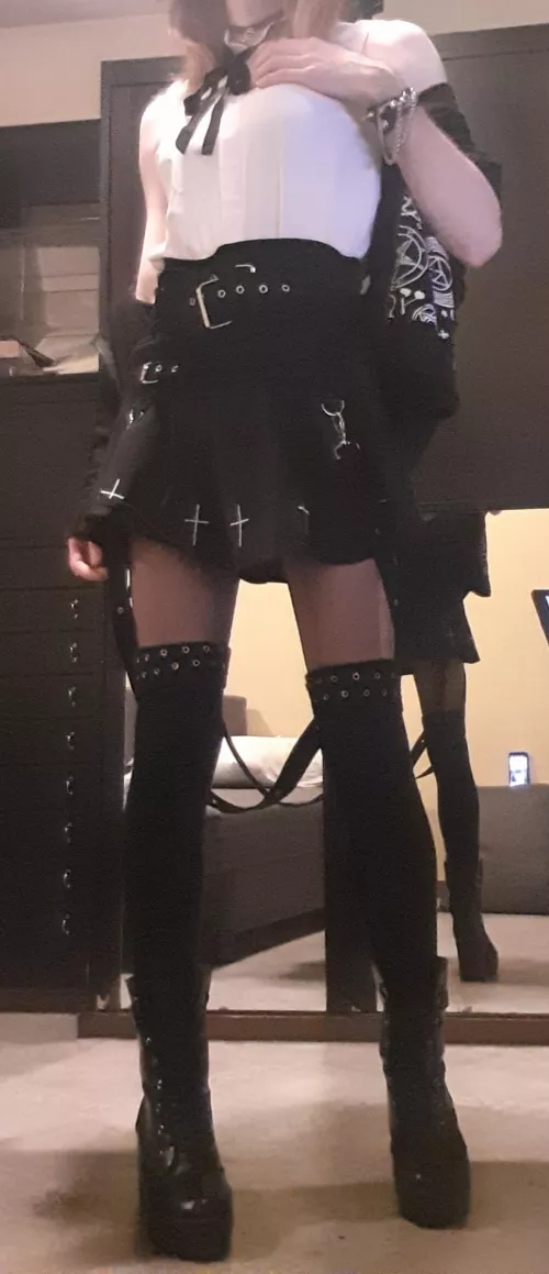 Can't go wrong with black and white by LysOnTheWindmill