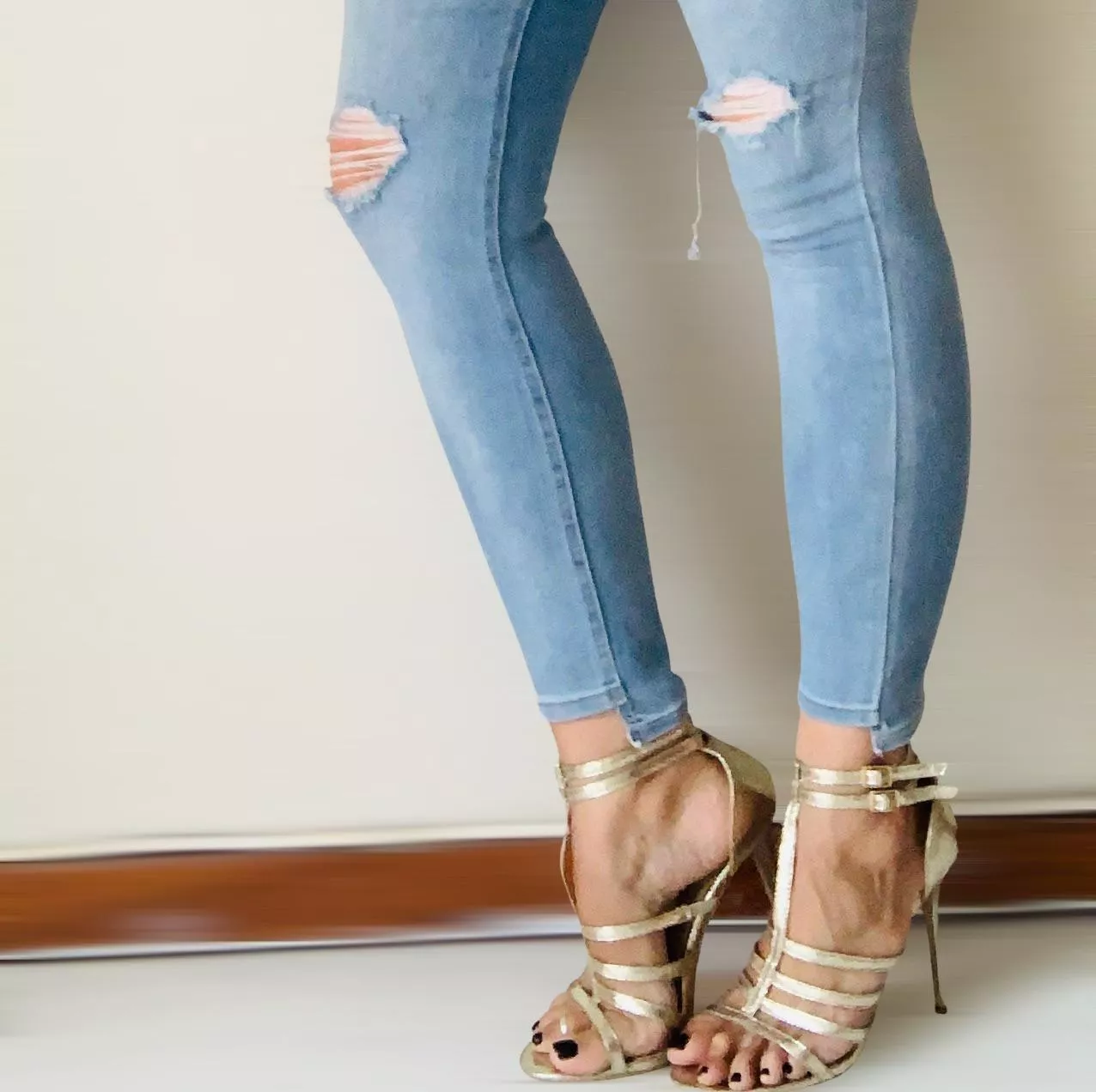 Can’t hide my arches or my long toes, even if I tried. 🤤🤤🤤 posted by jemimathicc