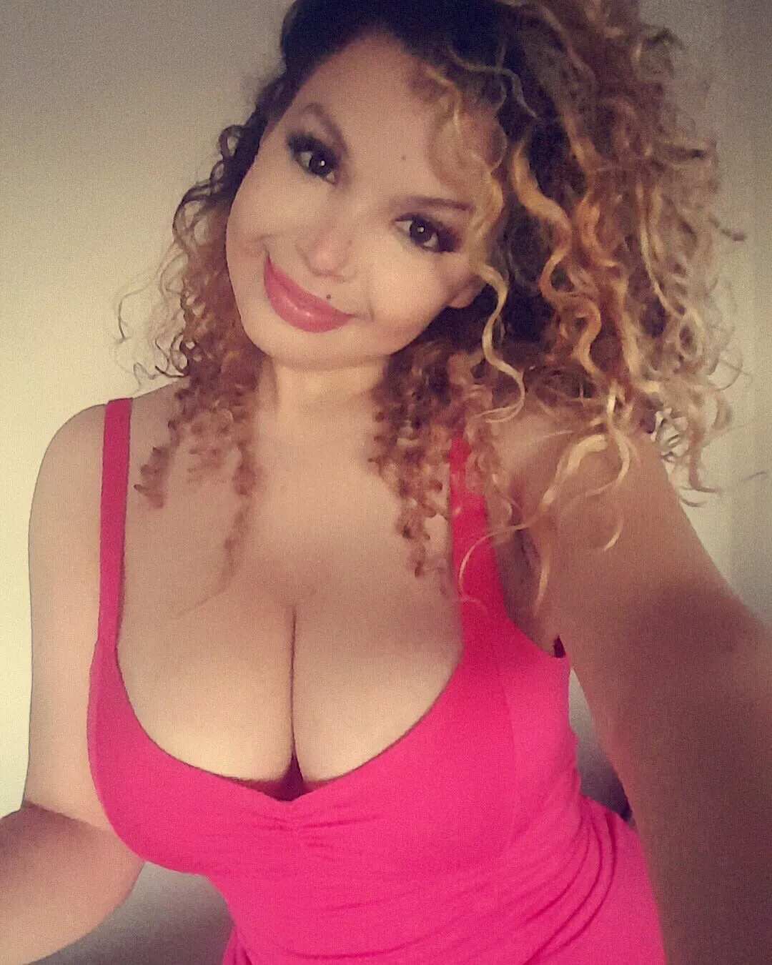 Cant hide that cleavage posted by Dimitri_Vegas