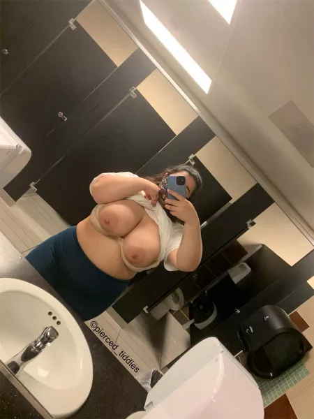 Cant pass up a nice big mirror and an almost empty bathroom by pierced_tiddies