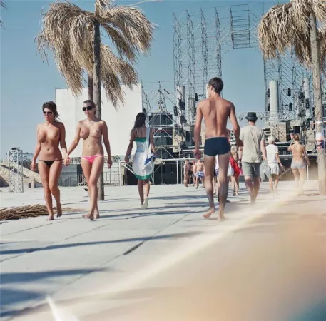 can't resist but look by [deleted]