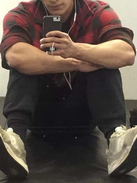 Casual forearms posted by Skymightfall34