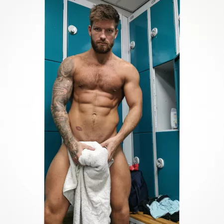 Casual selfie ✌🏻😎 by Lewis_likes_fitness