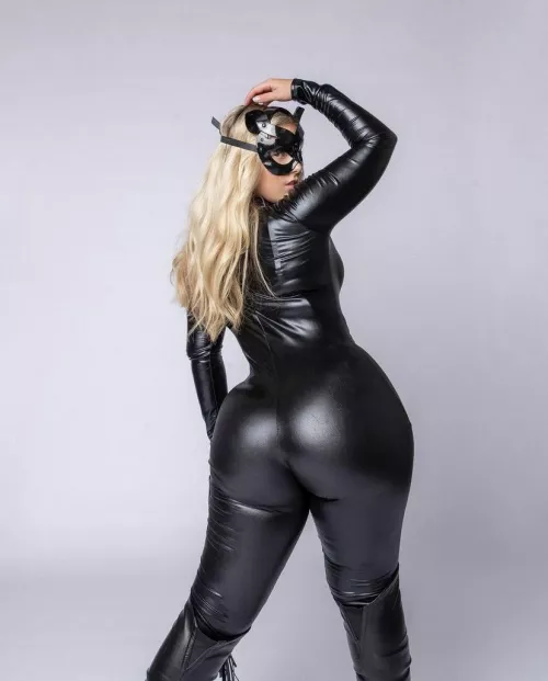 Catwoman cheeked up by gorillabumper