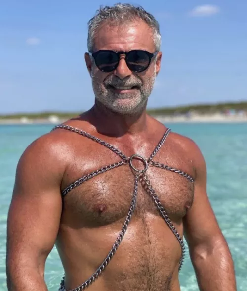 chained by peludoporfavor