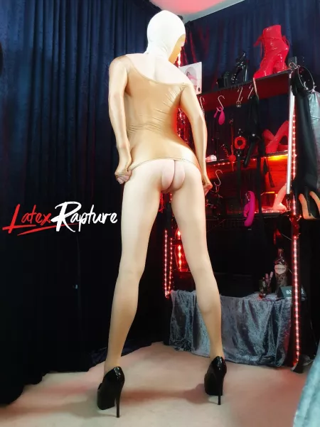 Champagne showers by LatexRapture