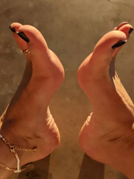 Change up.... Lovin this black...and that morning sun hitting my toes, now I just need someone to suck and lick and my day will be made💋😈 by Samshatter420