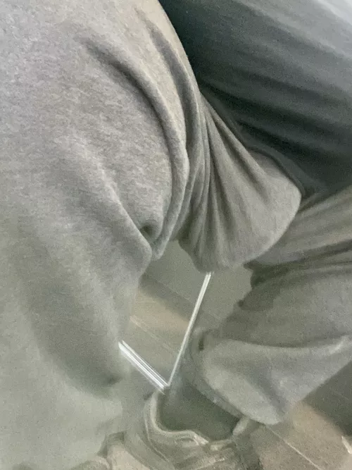 Check the monster on this older guy on my bus this morning! 😍 Wish my hands and lips were all over it 👄🍆 by Taylah18