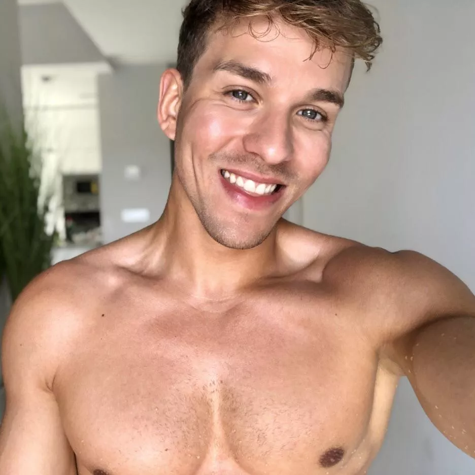 cheeky smile🤪 (.) (.) posted by THEITSJOAO