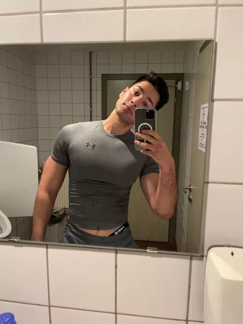 Chest day 🤘🏼 by tripodtouch