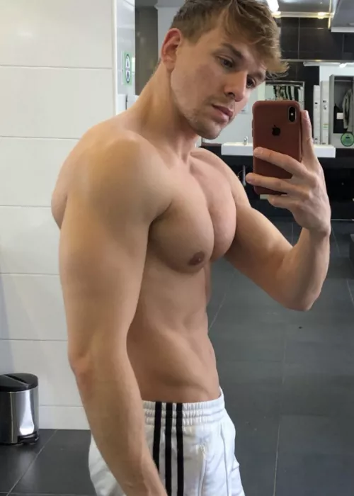 Chest day🔥🔥 by THEITSJOAO