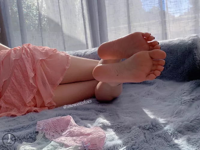 Chill with me a bit under the sunshine~ by snowonshoes