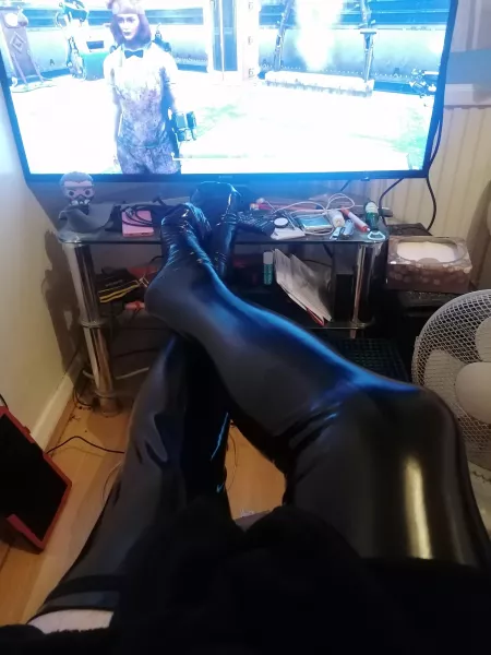 Chilling before work tomorrow ;) by xtexjudgement