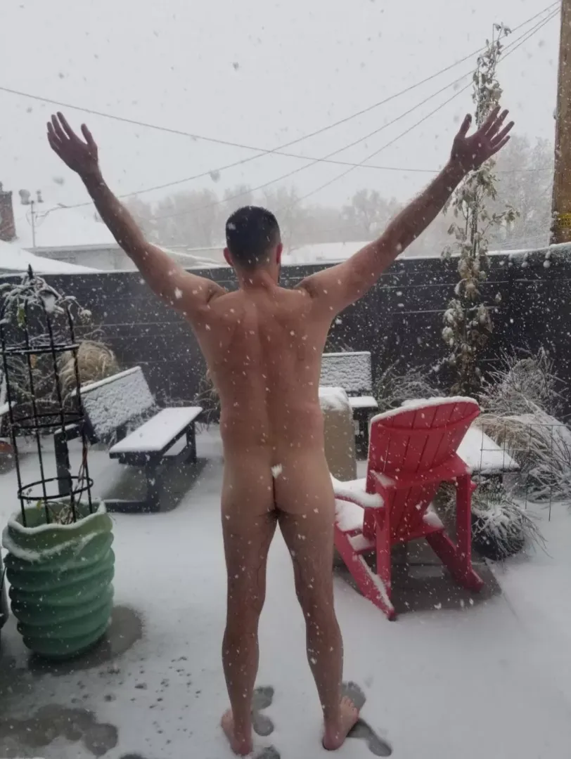 Chilling 🍑❄️ posted by S2FD