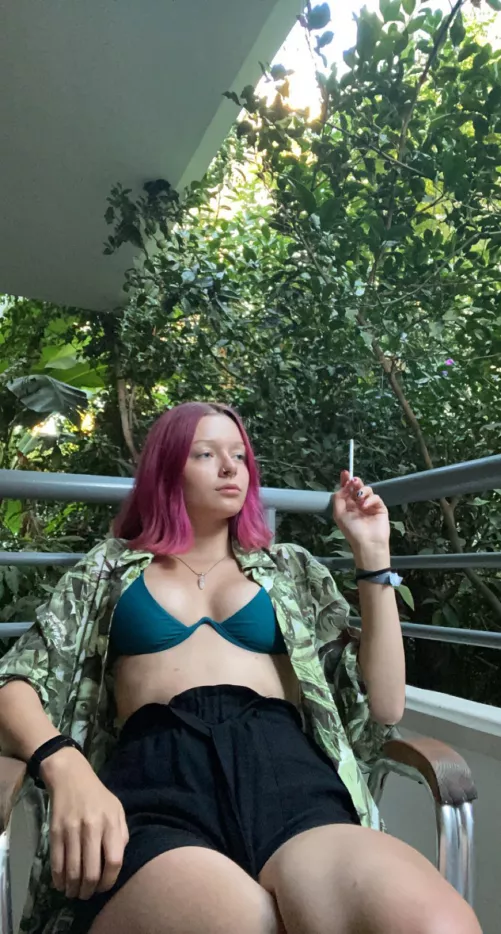 Chilling on a balcony🤭 by katuletuleka