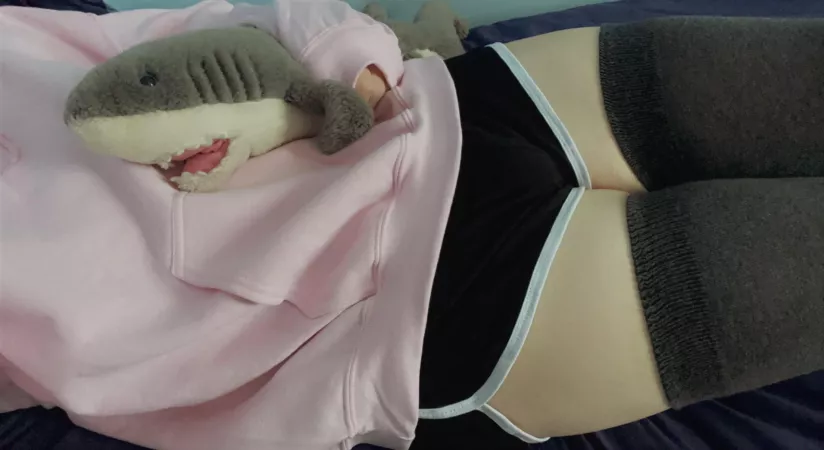 chilling with da shork :3 by duckkiwi