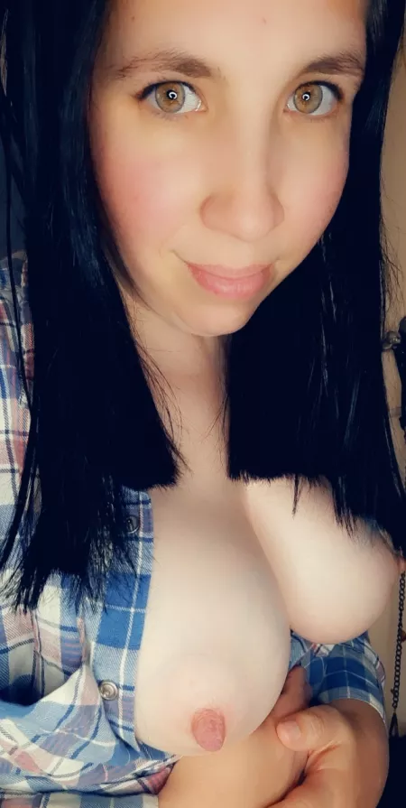 Chilly weather and flannel shirts are my favourite kind of day! Just need you here to make it a perfect day 😜💋 by Aussiemilf2046