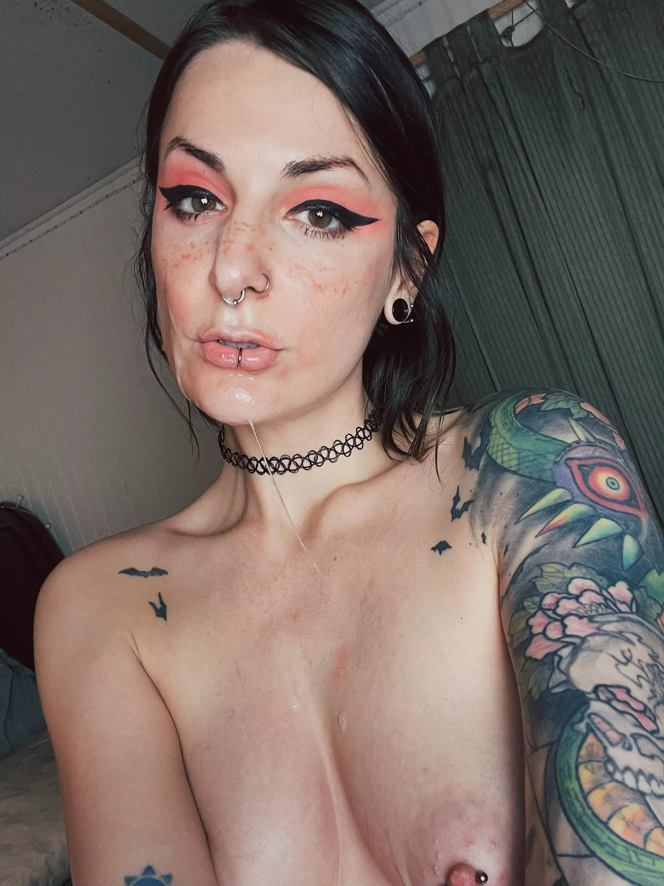 Chin drip posted by joyboy27