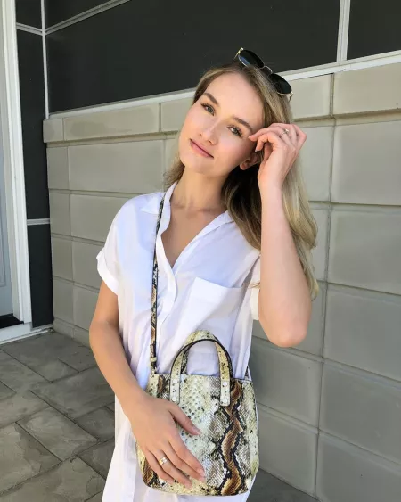 chloeeing by BOOOOOOOBIES