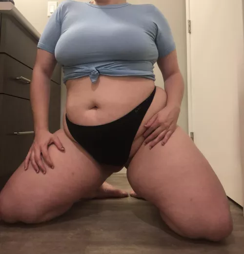 Chubby in all the right places by Prettiepeachiekeen