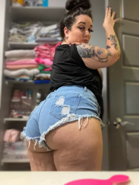 Chubby in the front and the back 😽🍑 by ravenrhyz