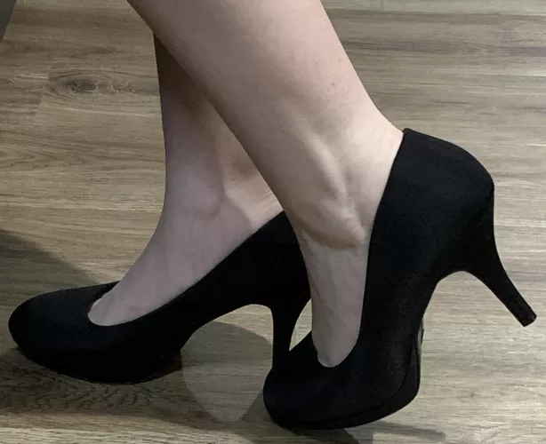 Classic black heels 🖤 by LusciousLongFeet