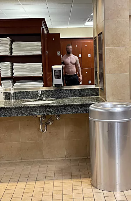 Classic locker room selfie but still (m)odist by olyjomu