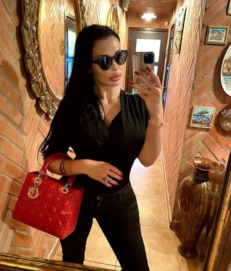 Classy Aletta by wastemonkey