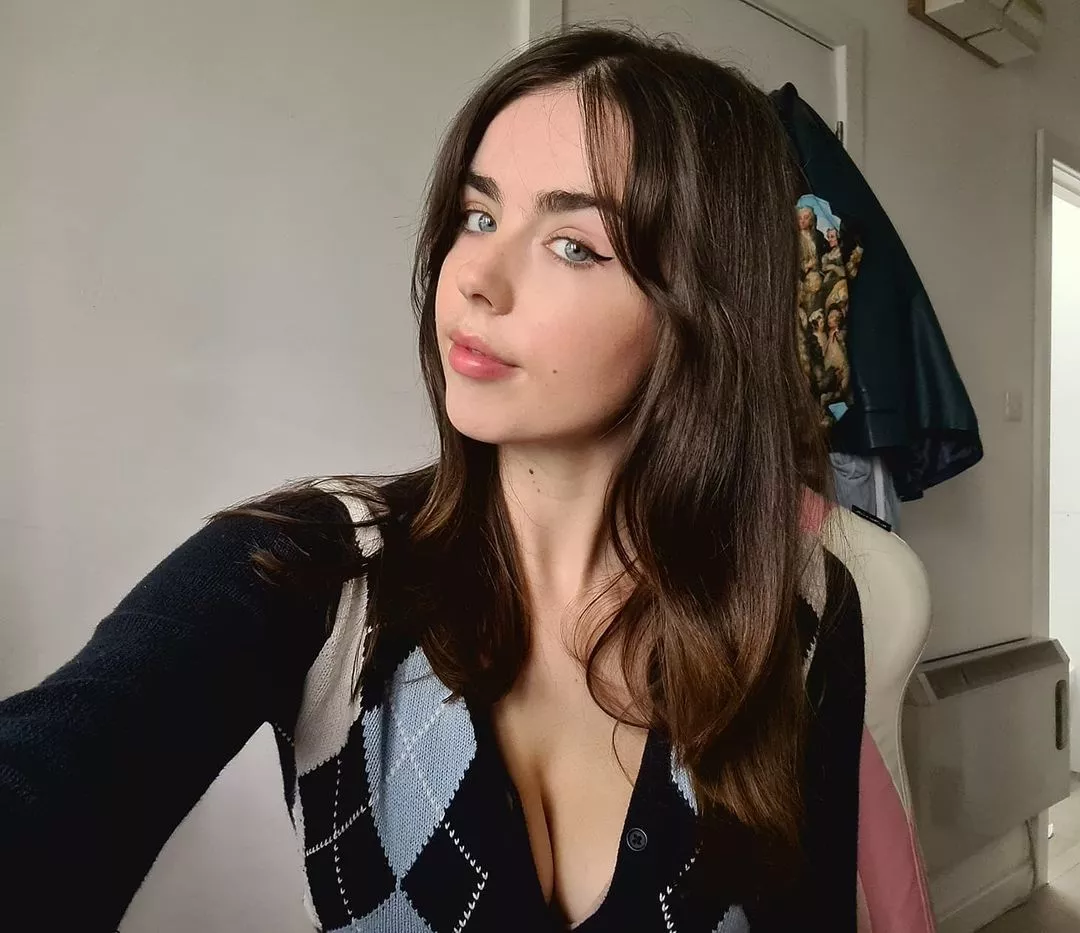 Cleavage posted by SurpriseVixen