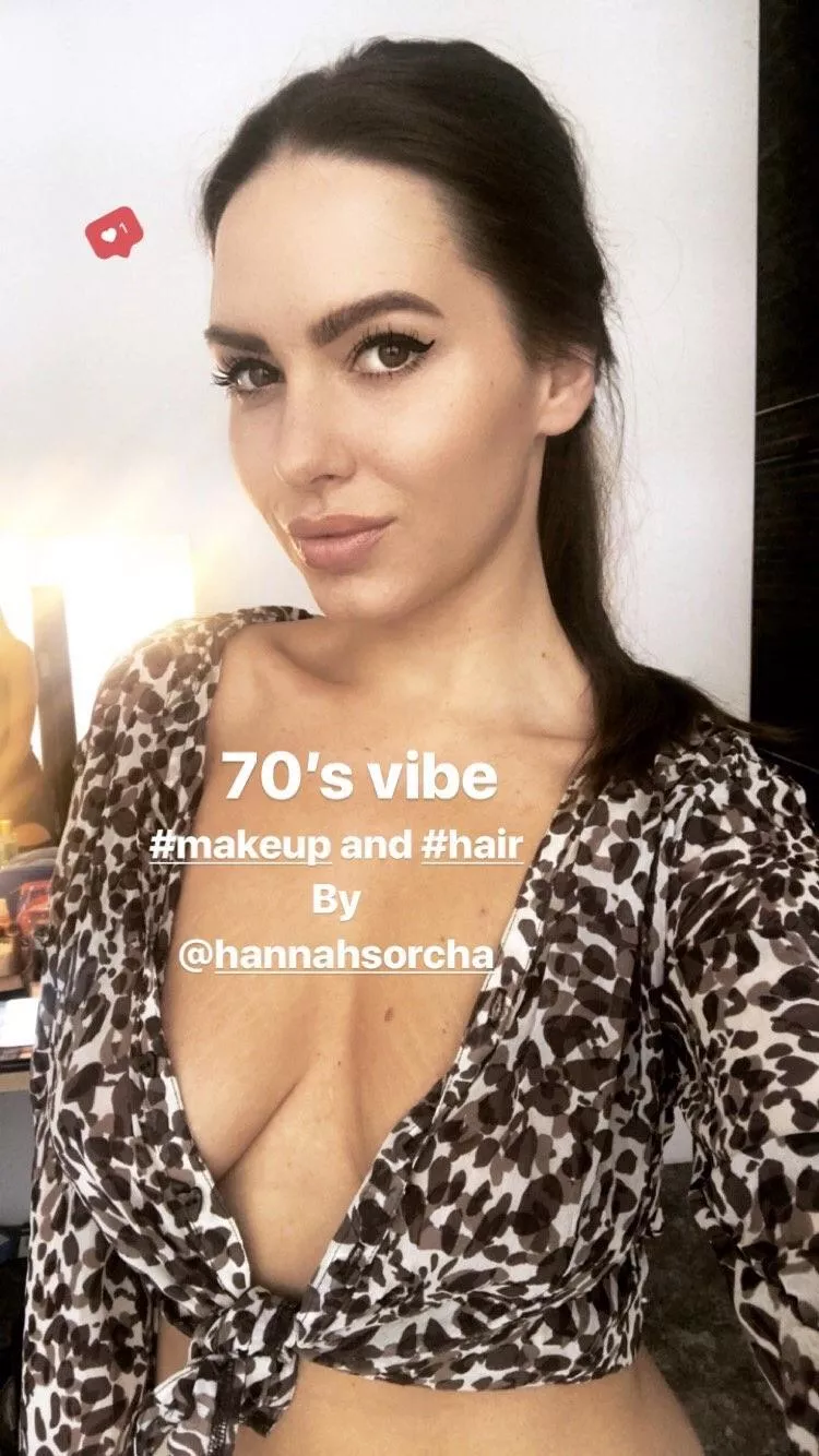 Cleavage posted by teo_campa