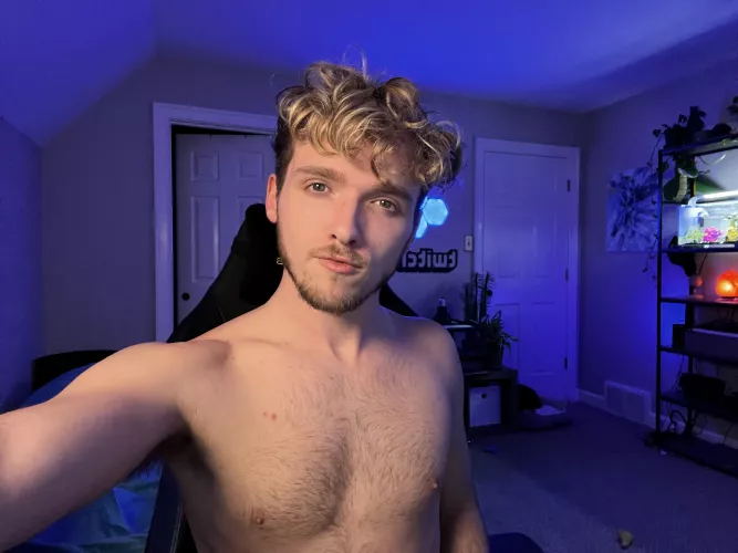 Cold outside, messy hair, so time for some games:) by beastybroo