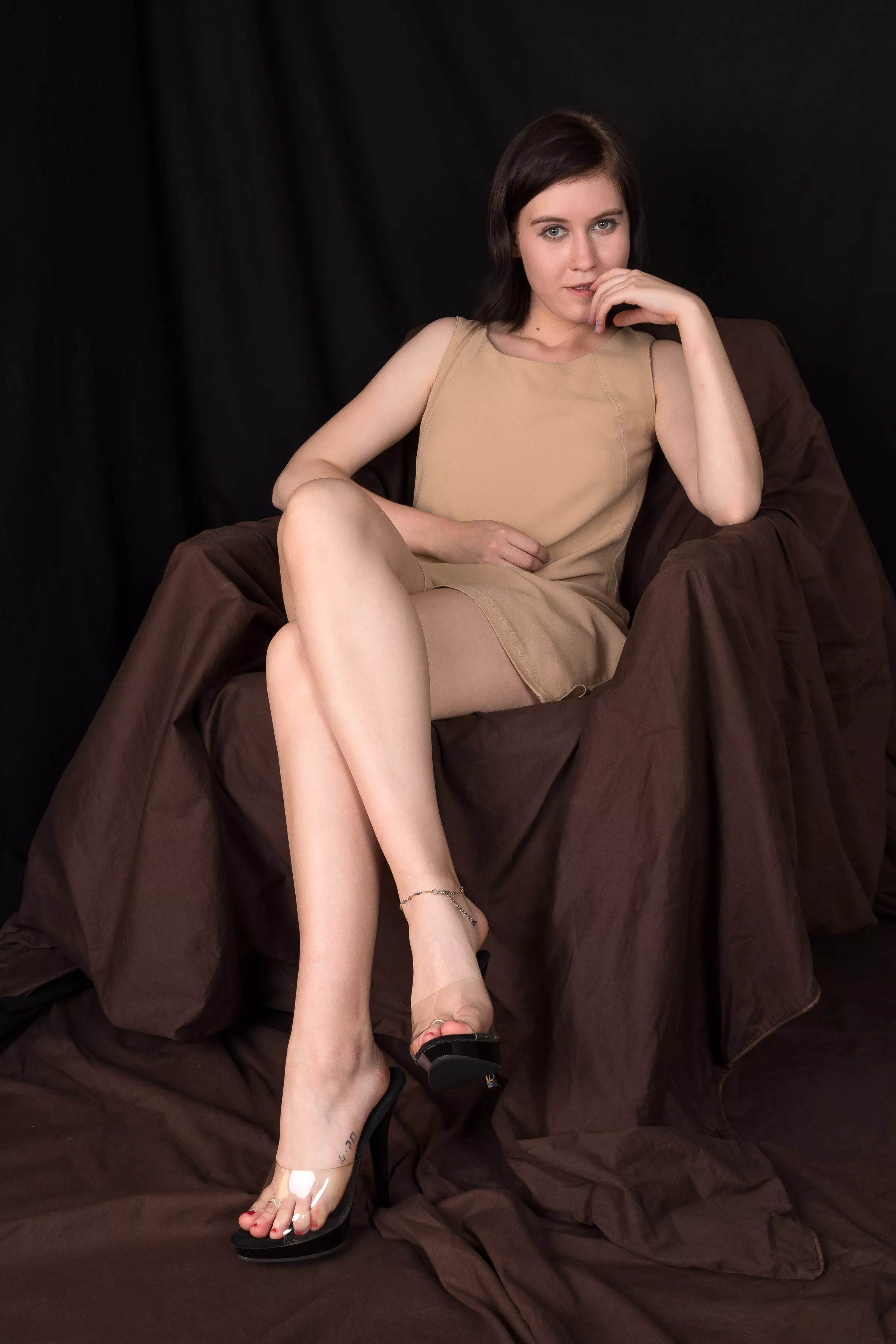 College girl with size 4US (35EU) feet in clear high heels mules posted by sexyfeetexpo