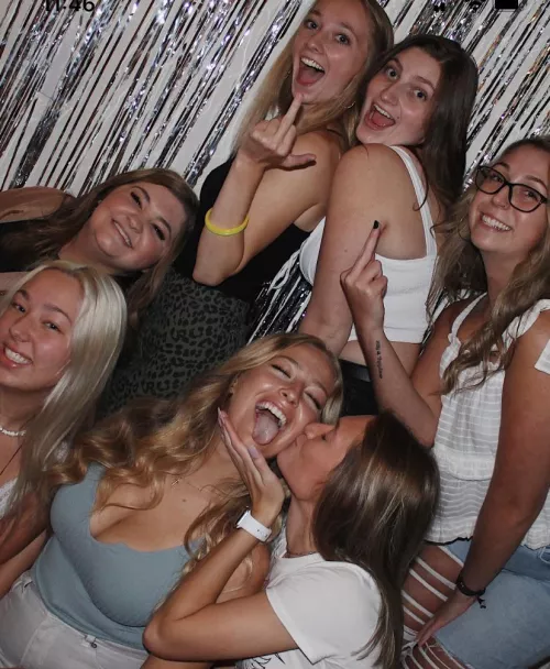 College girls 🥺 by hmmm1312